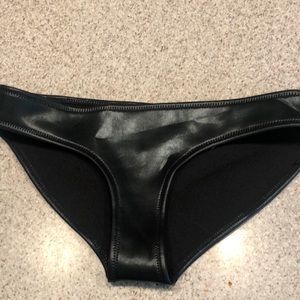 Triangl black fake leather bottom